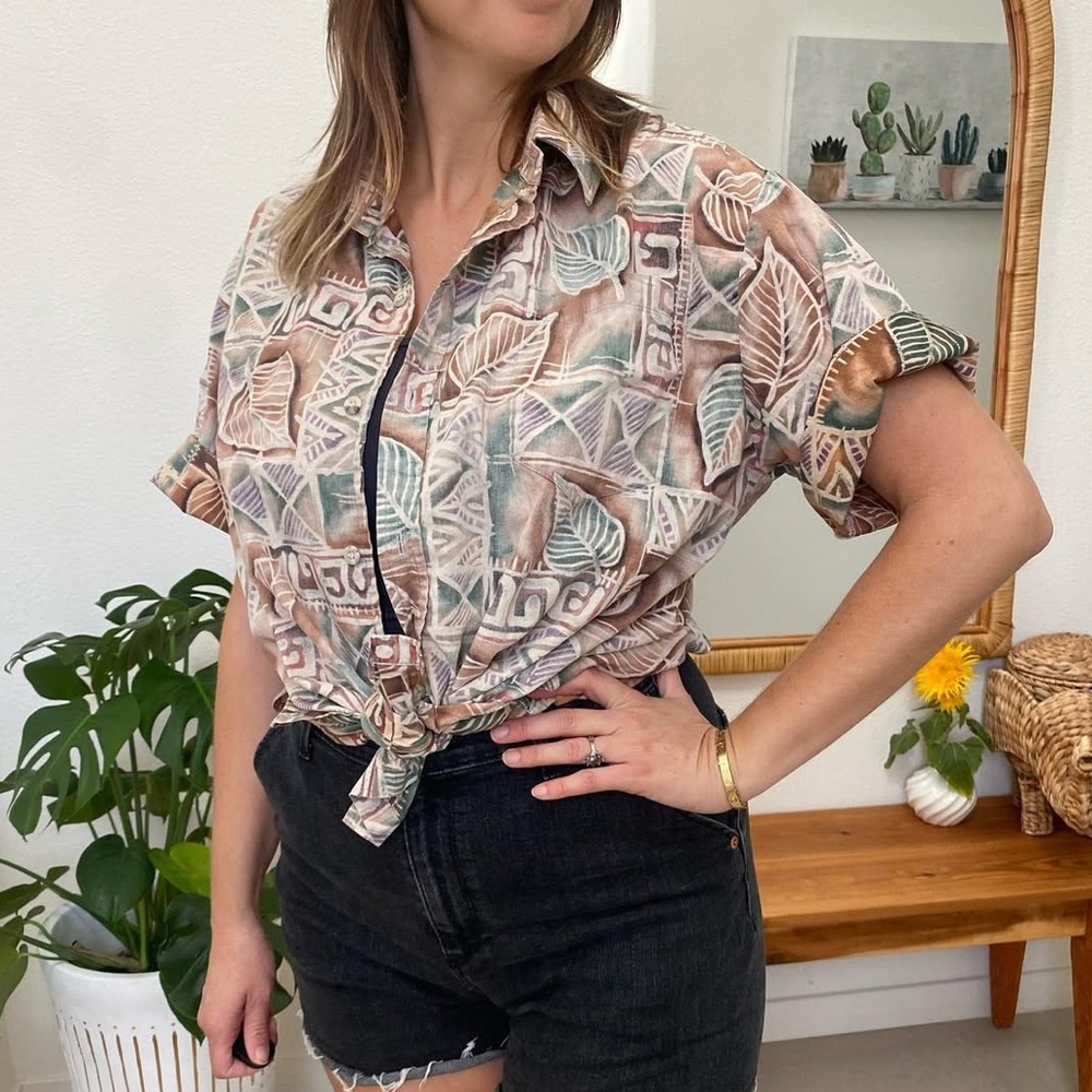 Classic vintage Hawaiian print Cooke Street button up t shirt. 100% cotton.